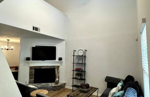 Bright Spacious Renovated Home Master on Main - Foto 15