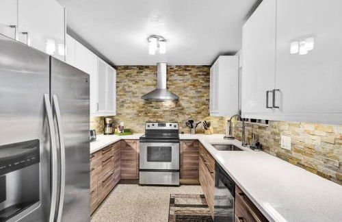 Heated pool, parking, 5 min walk to food and fun! - Foto 44