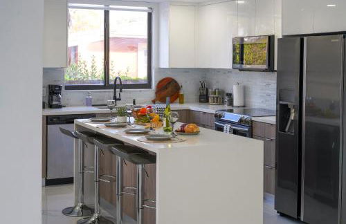 April Sale! 4BR - Private Yard, Grill, Soaking Tub, Near Coral Gables & MIA Airport - Foto 30