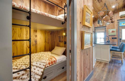 Walk to White River Cozy Escape with Screened Porch - Foto 16