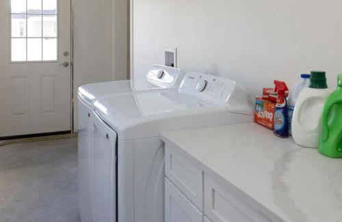 Spacious 4BR Beach Retreat, Steps to Pine Point - Foto 45