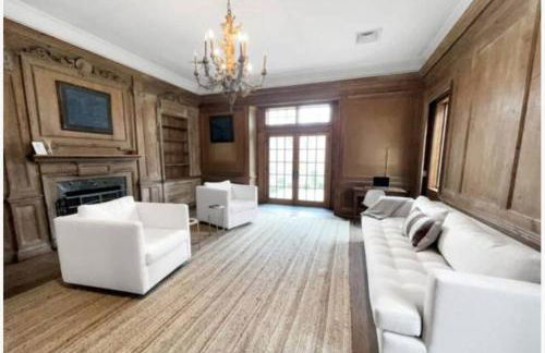 Cottage Retreat - Historic Cottage Home w Home Gym - Photo 9