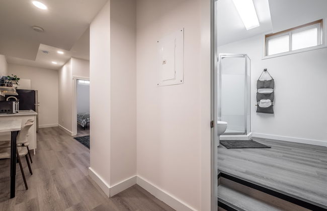 Spacious Newly Renovated 1 Bedroom Suite - Photo 2