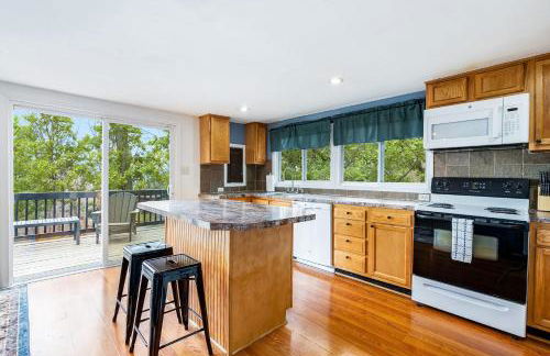 Hot Tub, Wraparound Deck, & WiFi at Chalet Cabin - Foto 10