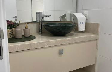 Apt Pé na Areia Floripa - Praia dos Açores - Churrasqueira na Varanda e Piscina - Foto 17