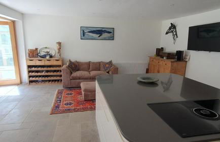 Large private home with small lake and garden - Photo 5