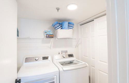 Luxury direct oceanfront corner with a large private balcony, heated pool and garage - Photo 55