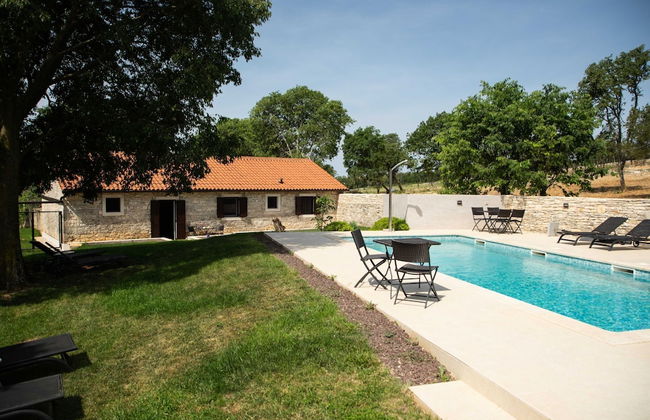 The Poolside Stone House in Bale - Foto 35