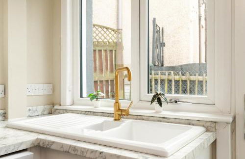 3 Bed House with Driveway- by Holiday Homes - Foto 12