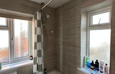 Cosy 2BR Home with Garden & Parking - Foto 55