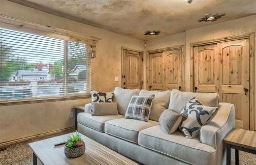 2BR Cottage with outdoor seating near Hiking & DT - Foto 10