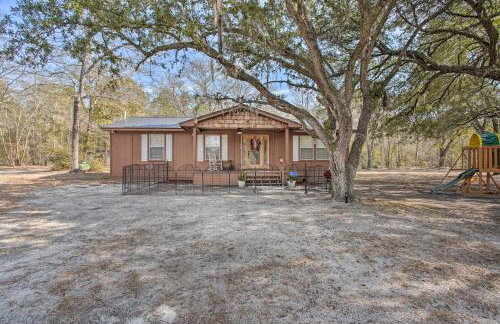 Charming Retreat on 20 Acres with Private Lake! - Foto 21