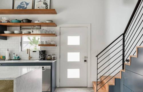 Cozy Bungalow Retreat Walking Distance to Downtown - Photo 27