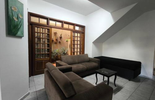 Casa Agradável, Arejada, Espaçosa, Perto de Tudo - Foto 2