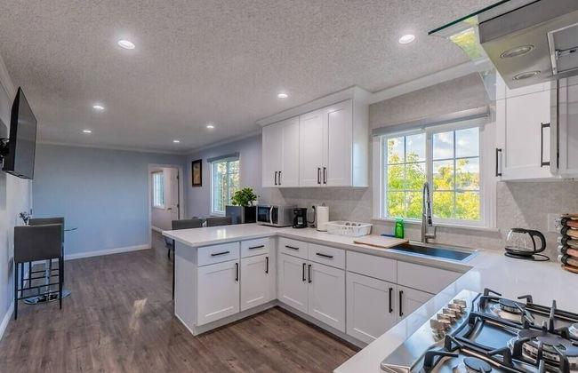 Stunning LA Luxury Retreat: Ideal for Work or Play - Foto 15