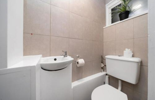 Large 4 Bed Brixton House - Parking Garden Wi-Fi & Sky TV! - Foto 19