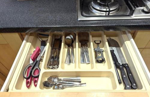 A cosy & stylish two-bed bungalow with garden & parking, close to a shopping centre, motorways and bus stops - Foto 20