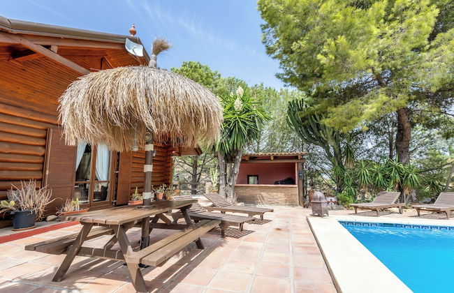 Luxurious Private Cabin Pool Hottub & Fireplace - Photo 16