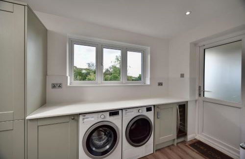 Luxury 5-Bed Country House with Hot Tub, Views & Games Room, Sleeps 12 - Kent Downs - Foto 50