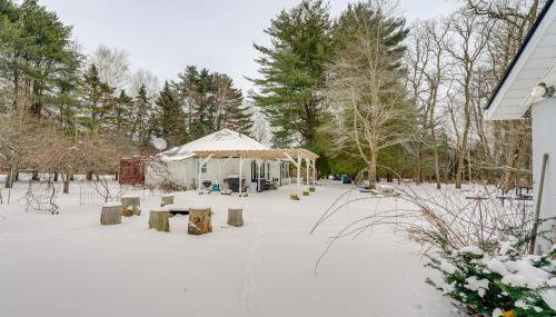 Woodsy & Charming! Applegate Cabin w/ Large Yard - Photo 3
