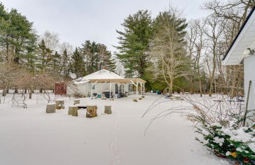 Woodsy & Charming! Applegate Cabin w/ Large Yard - Photo 3