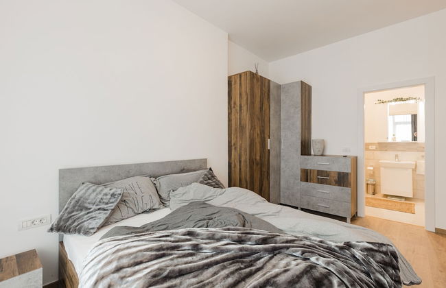 Essenza Charming Two BedRoom Apartment - Photo 11