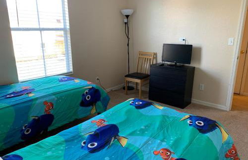 Spacious 4 BR Townhouse with 2 King Size Master Bedrooms, 3 miles to Disney, Free WiFi and Free Parking - Foto 17