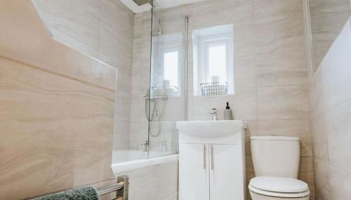 Central 3 Bed Home, Contractors, Garden, Fast WiFi, Smart TV - Foto 3, Shower