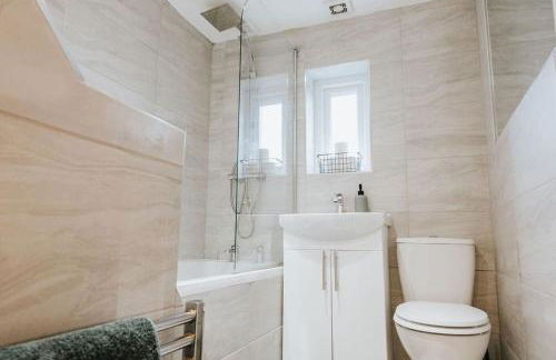 Central 3 Bed Home, Contractors, Garden, Fast WiFi, Smart TV - Foto 3