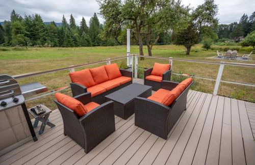 Mt Rainier!Best place to stay with family and friends! Sleeps10!4B 2B Home! Hottub!PondView!Paradise! - Foto 24