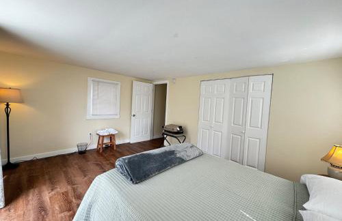Dual-Home Berkshire Retreat Sleeps 16 - Foto 31