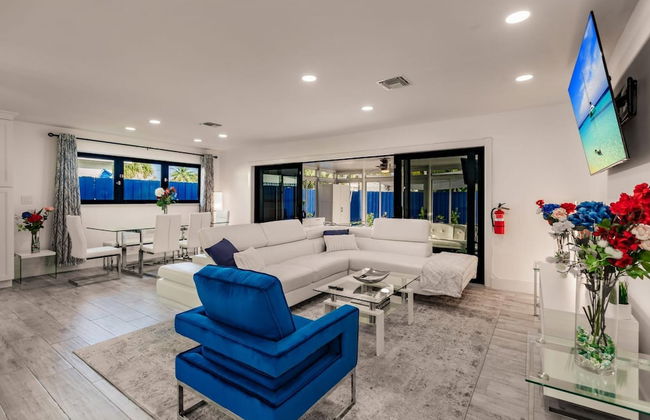 Modern Spacious Home With Pool Jacuzzi - Photo 2