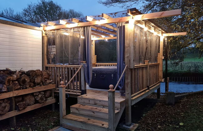 Shropshire - Riverside - Cabin - Sleeps 2 - Hottub - Foto 28