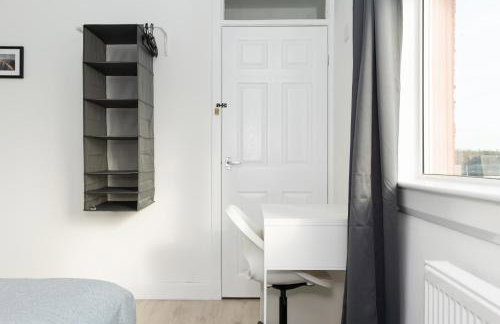 4Bed-House-2Bath-Free Parking-by Holiday Homes - Foto 6