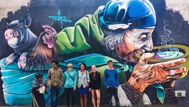 Free tour por Otavalo - Foto 2, Frente a uno de los murales de Otavalo