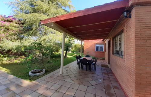 Precioso chalet próximo a Sevilla con jardín y piscina privada 8 personas Wifi gratis 2 salones 4 dormitorios 2 baños - Foto 37