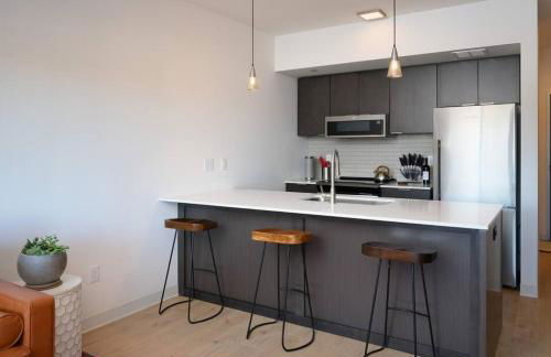 Stylish SoBo Condo - Steps to Main St - Foto 4