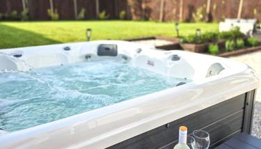 Luxury Sea View Retreat with Hot Tub Sleeps 8 - Foto 2, Garden, Garden view