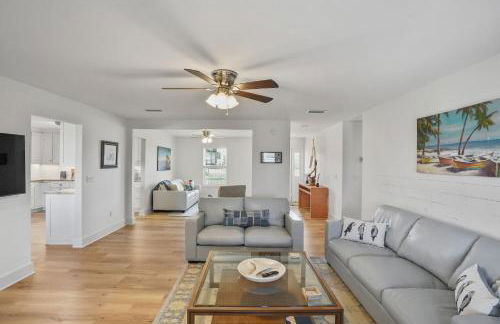 Southern Mermaid Cottage- Pet Friendly Fenced - Photo 8