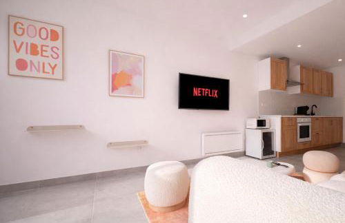 Le Sweet - By BEST KEYS - Suite Design avec Spa Privatif Balnéo - Centre-Ville - Lit Queen Size - Smart TV Netflix - Ambiance Romantique - WiFi Fibre - Check-in Autonome - Foto 7