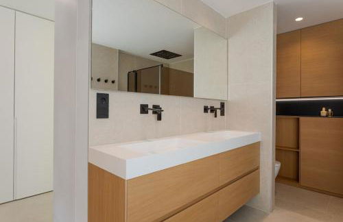 Ultra-Modern 5-Bed Luxury Chalet with Private Pool & Home Cinema 13 Min To Beach - Foto 34