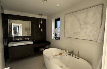 Luxury Villa - Hot Tub - Exclusive Offers - Amar Luxury Stays - Photo 36