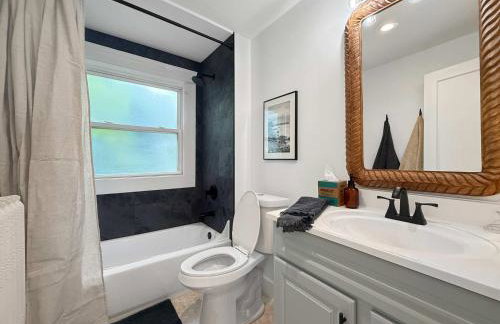 Chic Lakeside Retreat Steps from the Beach - Foto 6