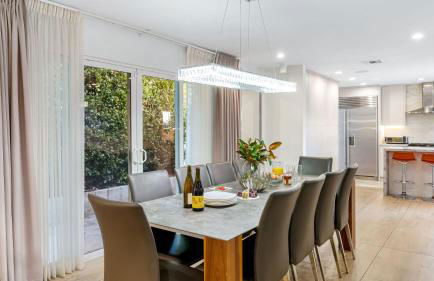 LA Hillside Retreat w Pool Views Fire Pit Outdoor Lounging Casa Bellagio by AvantStay - Foto 9