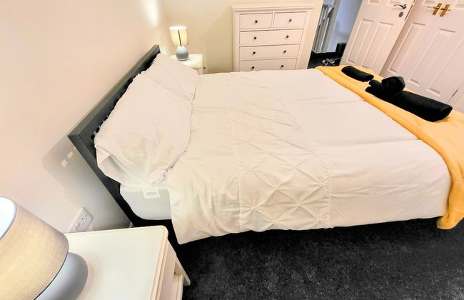 Large Modern House with Parking - Photo 8