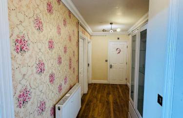 Charming 2 Bedroom Flat with Urban Views - Foto 9