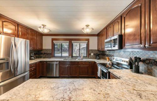 4BD Lakeside Retreat with Views - Foto 12