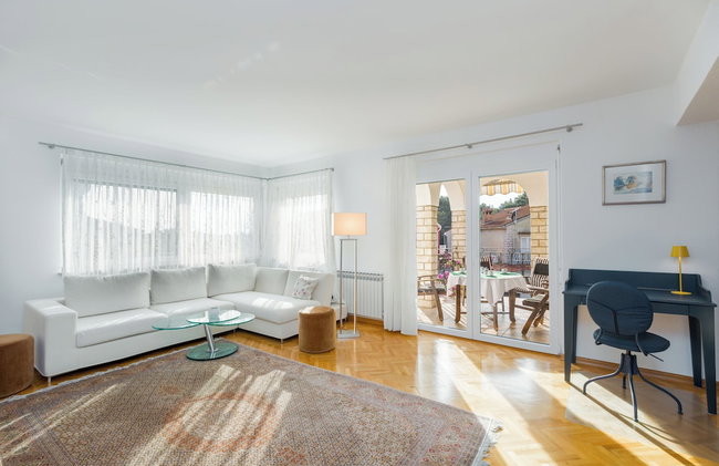 Elegant two-bedroom apartment with terrace in Rovinj - Photo 35