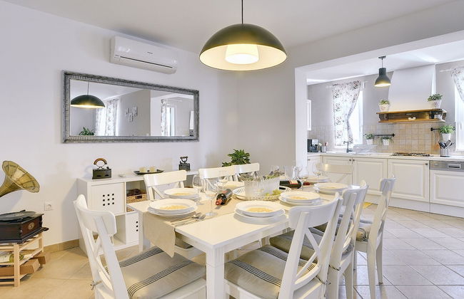 Superb Modern Villa With Pool, Large Fenced Yard Near the Beach - Foto 9