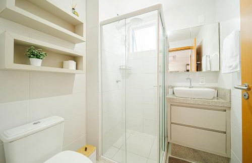 Aconchego e privacidade para sua família com 2 quartos, sala e cozinha integrados e sacada com churrasqueira - Foto 34